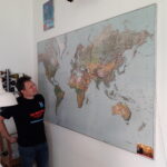 Næsten hele postkassen er dækket af et stort klistermærke: UD AF EU!