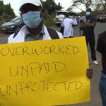 Ubeskyttet, overbebyrdet og underbetalt – Verden over rejser sundhedsarbejdere sig til kamp