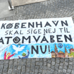 De snakker om våbenkontrol, mens de ruster til krig