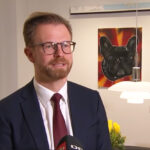 Enhedslisten fyrer en minister – men holder hånden under regeringen