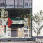 Pressemeddelelse: Rudeknusning og hærværk mod Oktober Bogbutikker