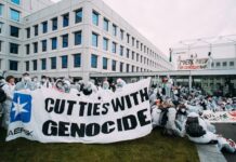 Cut ties with genocide! 800 aktivister blokerede indgangen til Mærsk’s hovedkontor
