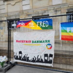 Rigsdagsgården fyldt med bannere med underskrifter mod amerikanske baser i Danmark